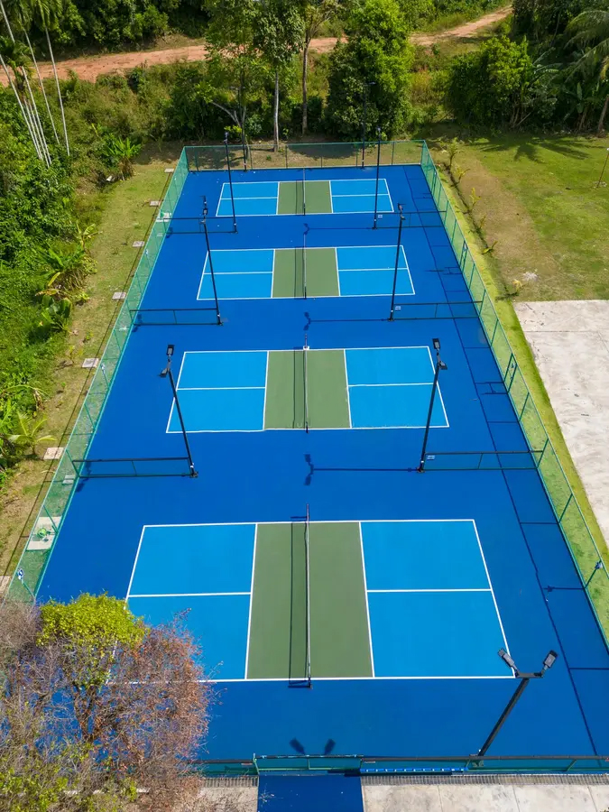 Thi công giảm ĐAU CHÂN, gồ ghề sân pickleball trên sàn sân thượng 6 lớp SPORTTEK SUPER, giá linh hoạt